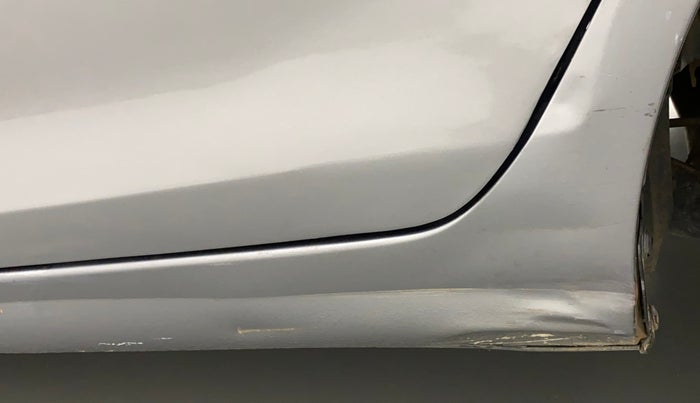 2014 Maruti Swift VXI, Petrol, Manual, 1,23,305 km, Left running board - Slightly dented