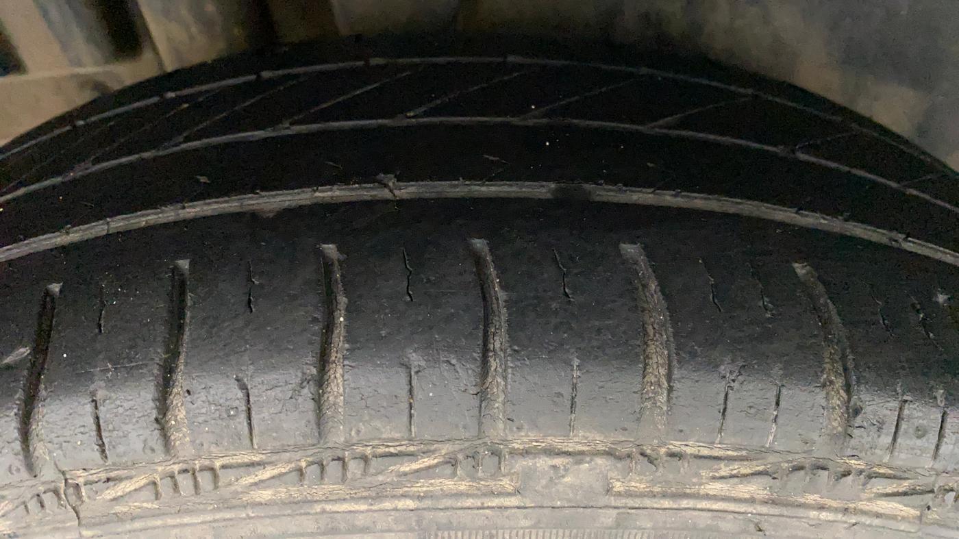 2014 Maruti Swift VXI, Petrol, Manual, 1,23,305 km, Right Rear Tyre Tread