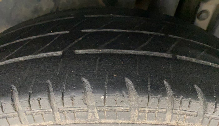2014 Maruti Swift VXI, Petrol, Manual, 1,23,305 km, Left Rear Tyre Tread