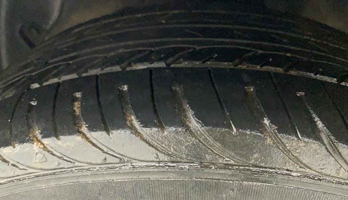 2015 Hyundai Grand i10 ASTA AT 1.2 KAPPA VTVT, Petrol, Automatic, 21,818 km, Left Front Tyre Tread