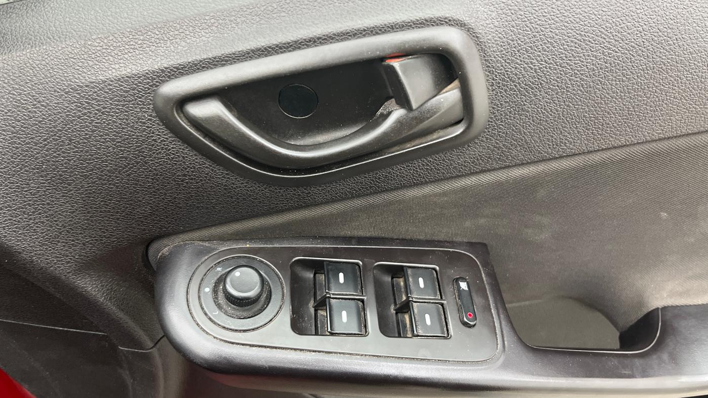 2015 Tata Zest XMS PETROL, Petrol, Manual, 90,426 km, Driver Side Door Panels Control