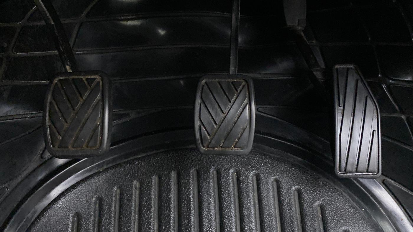 2018 Maruti Swift VXI D, CNG, Manual, 78,851 km, Pedals
