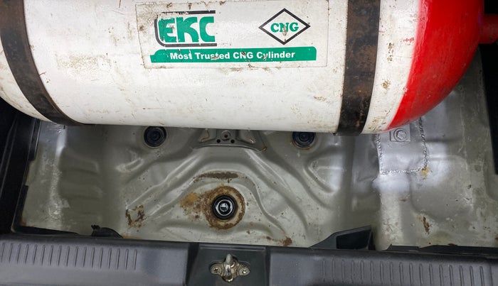 2018 Maruti Swift VXI D, CNG, Manual, 78,851 km, Boot floor - Slight discoloration