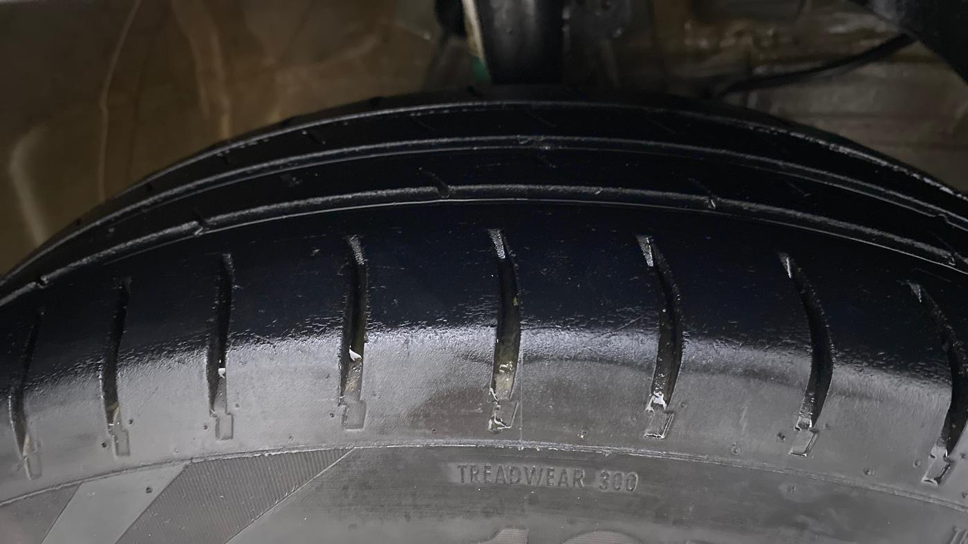 2018 Maruti Swift VXI D, CNG, Manual, 78,851 km, Right Front Tyre Tread