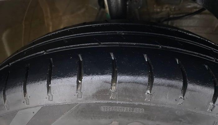 2018 Maruti Swift VXI D, CNG, Manual, 78,851 km, Right Front Tyre Tread