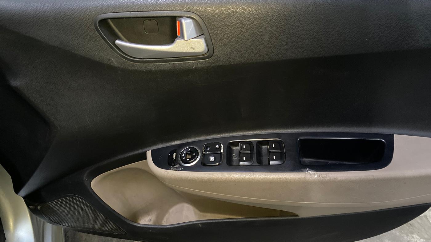 2014 Hyundai Xcent S (O) 1.2, Petrol, Manual, 79,559 km, Driver Side Door Panels Control