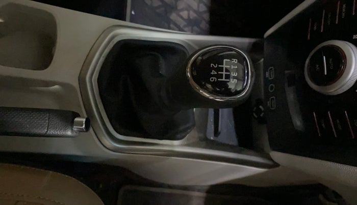 2024 Mahindra XUV300 W8 1.2 PETROL, Petrol, Manual, 1,084 km, Gear Lever