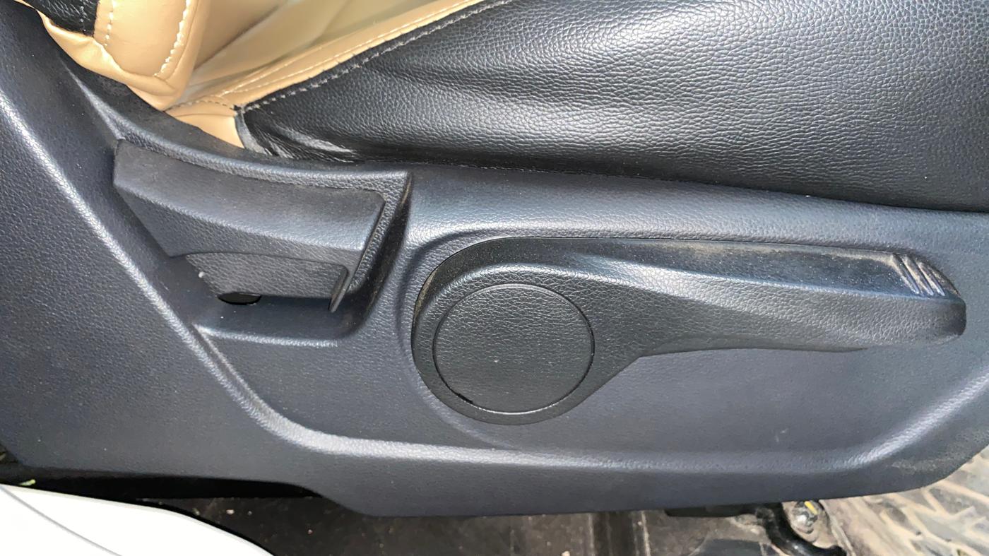 2024 Mahindra XUV300 W8 1.2 PETROL, Petrol, Manual, 1,084 km, Driver Side Adjustment Panel