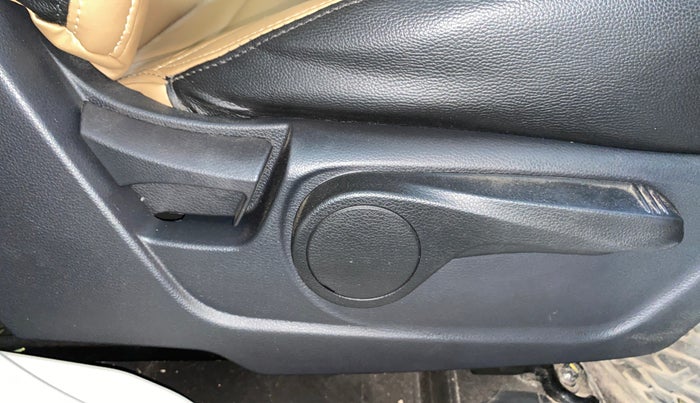 2024 Mahindra XUV300 W8 1.2 PETROL, Petrol, Manual, 1,084 km, Driver Side Adjustment Panel