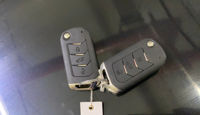 2024 Mahindra XUV300 W8 1.2 PETROL, Petrol, Manual, 1,084 km, Key Close Up