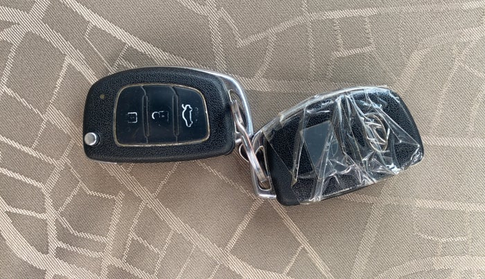 2014 Hyundai Xcent S 1.1 CRDI (O), Diesel, Manual, 1,08,453 km, Key Close Up