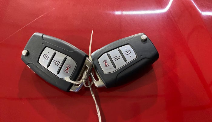 2021 Mahindra XUV300 W8 (O) 1.2 PETROL, Petrol, Manual, 39,740 km, Key Close Up