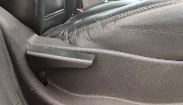 2016 Tata Tiago XT PETROL, Petrol, Manual, 1,09,669 km, Driver Side Adjustment Panel