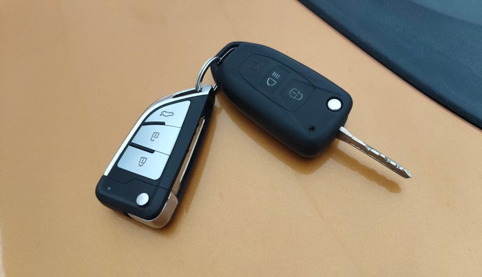 2016 Tata Tiago XT PETROL, Petrol, Manual, 1,09,669 km, Key Close Up