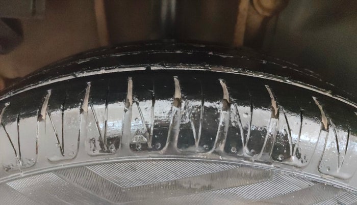 2016 Tata Tiago XT PETROL, Petrol, Manual, 1,09,669 km, Right Rear Tyre Tread