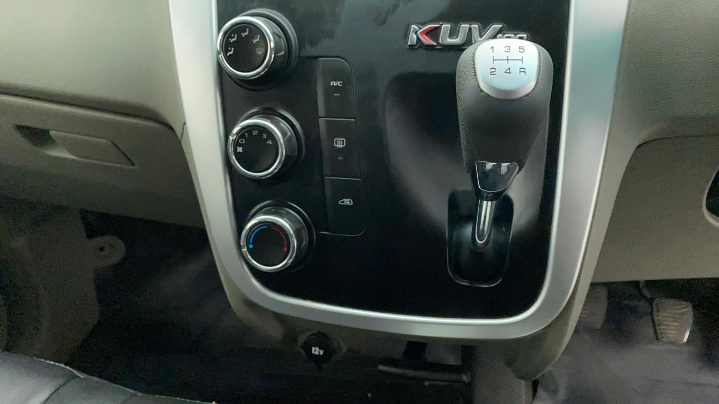 2016 Mahindra Kuv100 K8 6 STR, Petrol, Manual, 52,220 km, Gear Lever