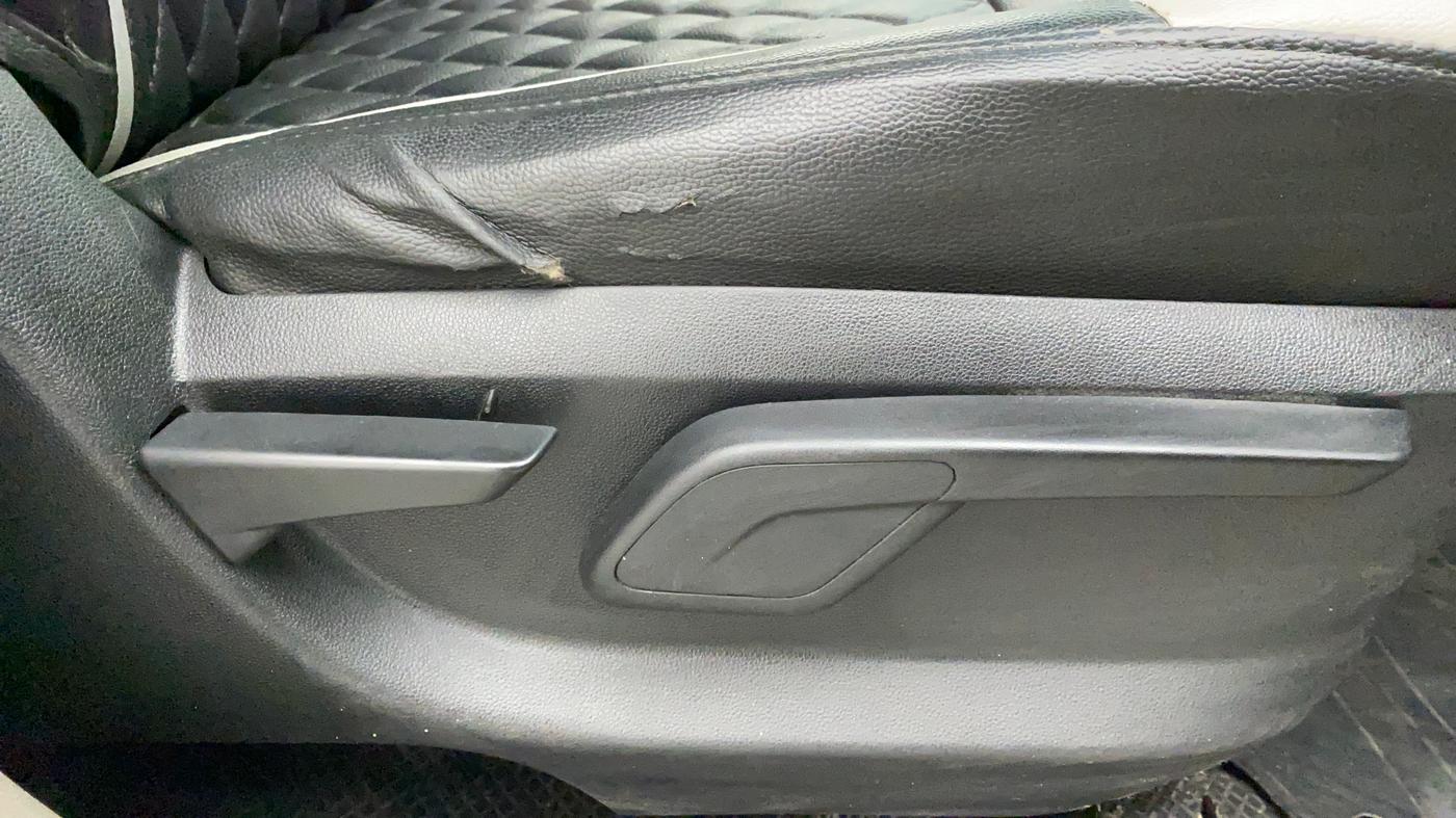 2016 Mahindra Kuv100 K8 6 STR, Petrol, Manual, 52,220 km, Driver Side Adjustment Panel