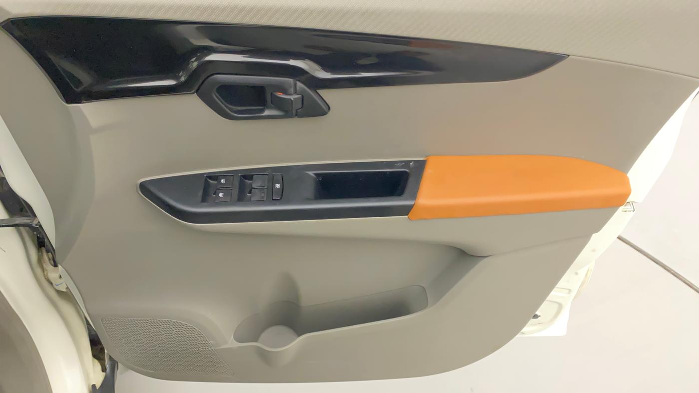 2016 Mahindra Kuv100 K8 6 STR, Petrol, Manual, 52,220 km, Driver Side Door Panels Control