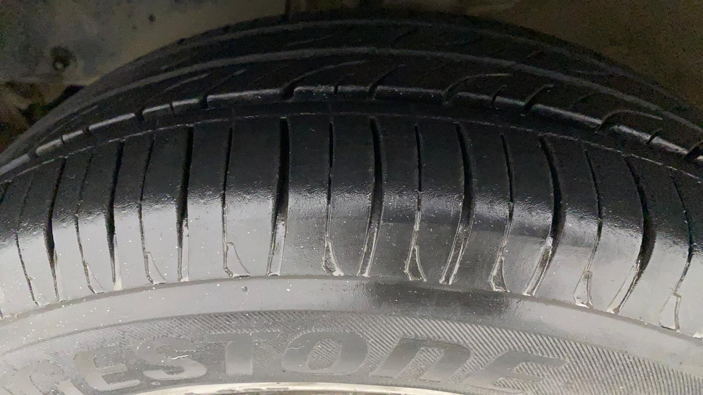 2016 Mahindra Kuv100 K8 6 STR, Petrol, Manual, 52,220 km, Left Front Tyre Tread