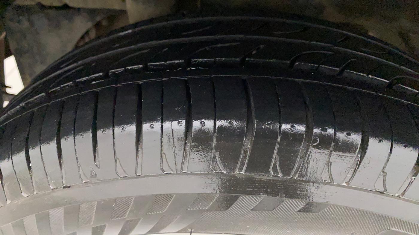 2016 Mahindra Kuv100 K8 6 STR, Petrol, Manual, 52,220 km, Right Rear Tyre Tread
