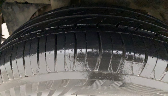 2016 Mahindra Kuv100 K8 6 STR, Petrol, Manual, 52,220 km, Right Rear Tyre Tread