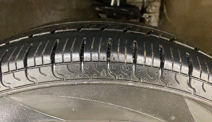 2017 Maruti Alto 800 LXI, Petrol, Manual, 42,039 km, Left Front Tyre Tread