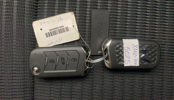 2022 Mahindra XUV700 AX 5 P AT 5 STR, Petrol, Automatic, 22,173 km, Key Close Up