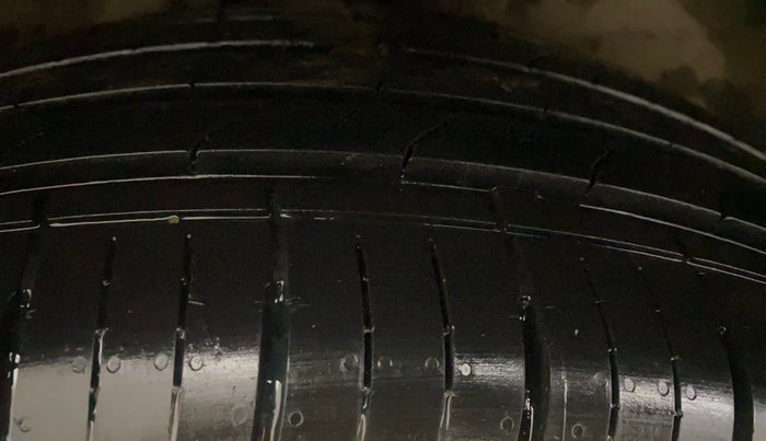 2022 Mahindra XUV700 AX 5 P AT 5 STR, Petrol, Automatic, 22,173 km, Right Rear Tyre Tread