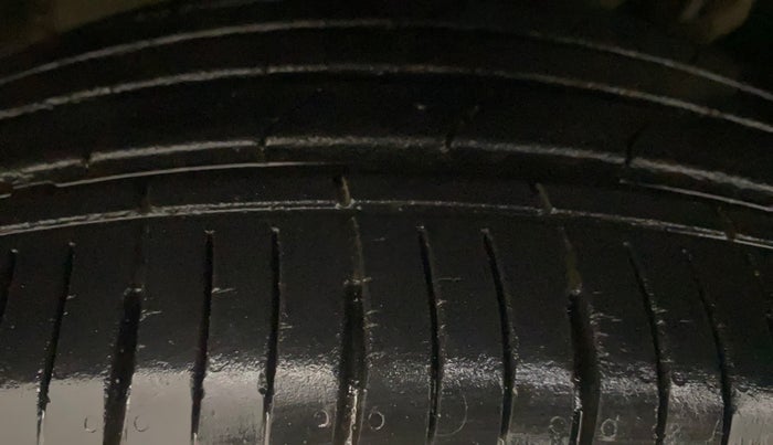 2022 Mahindra XUV700 AX 5 P AT 5 STR, Petrol, Automatic, 22,173 km, Left Front Tyre Tread