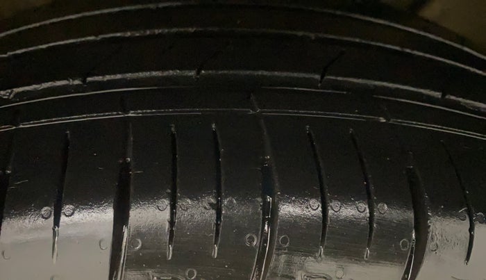 2022 Mahindra XUV700 AX 5 P AT 5 STR, Petrol, Automatic, 22,173 km, Left Rear Tyre Tread