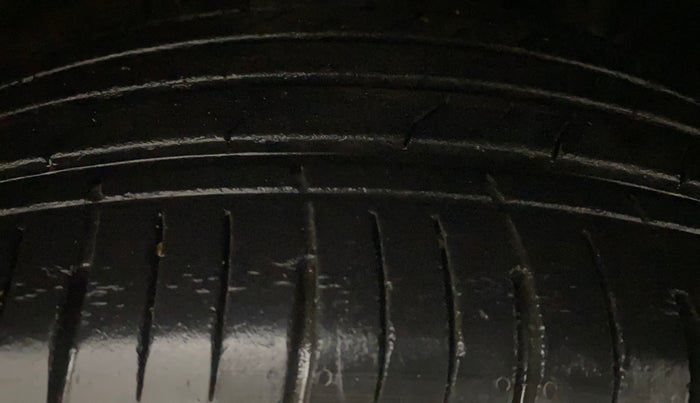 2022 Mahindra XUV700 AX 5 P AT 5 STR, Petrol, Automatic, 22,173 km, Right Front Tyre Tread