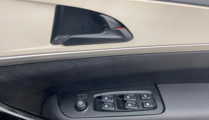 2022 Mahindra XUV700 AX 5 P AT 5 STR, Petrol, Automatic, 22,173 km, Driver Side Door Panels Control