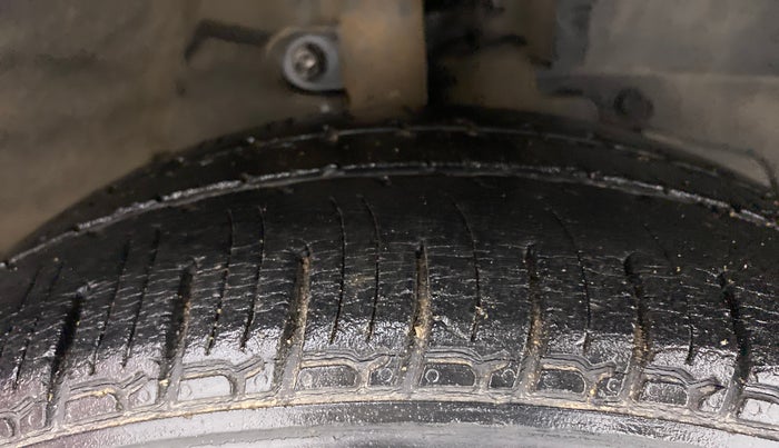 2017 Mahindra KUV 100 NXT K2 P 6 STR, Petrol, Manual, 38,447 km, Right Front Tyre Tread