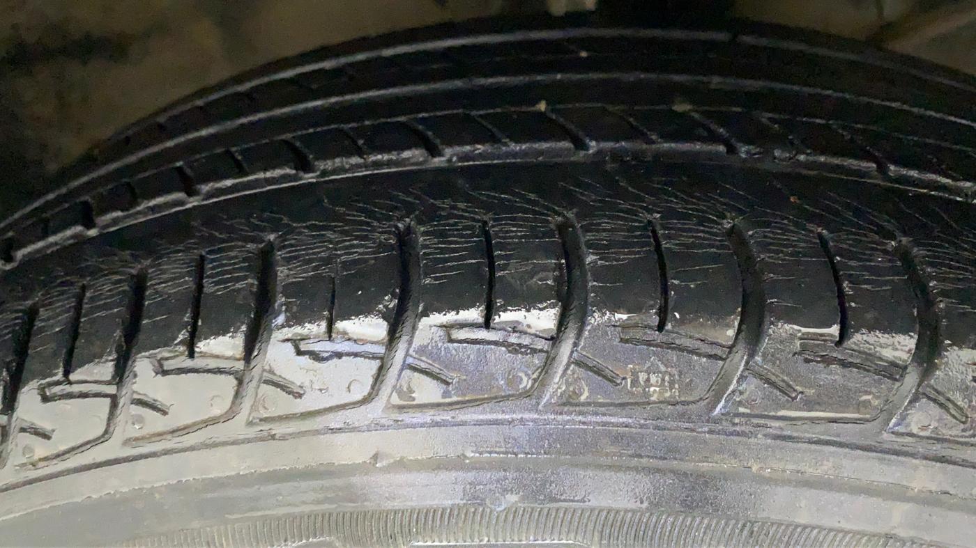 2017 Maruti Baleno DELTA PETROL 1.2, Petrol, Manual, 55,600 km, Right Front Tyre Tread