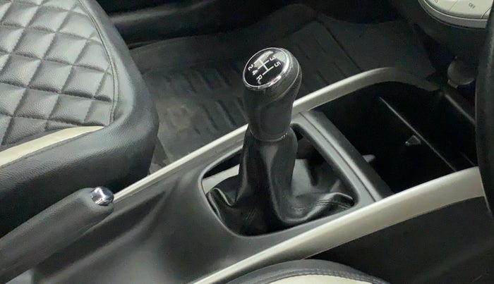2017 Maruti Baleno DELTA PETROL 1.2, Petrol, Manual, 55,600 km, Gear lever - Boot cover slightly torn