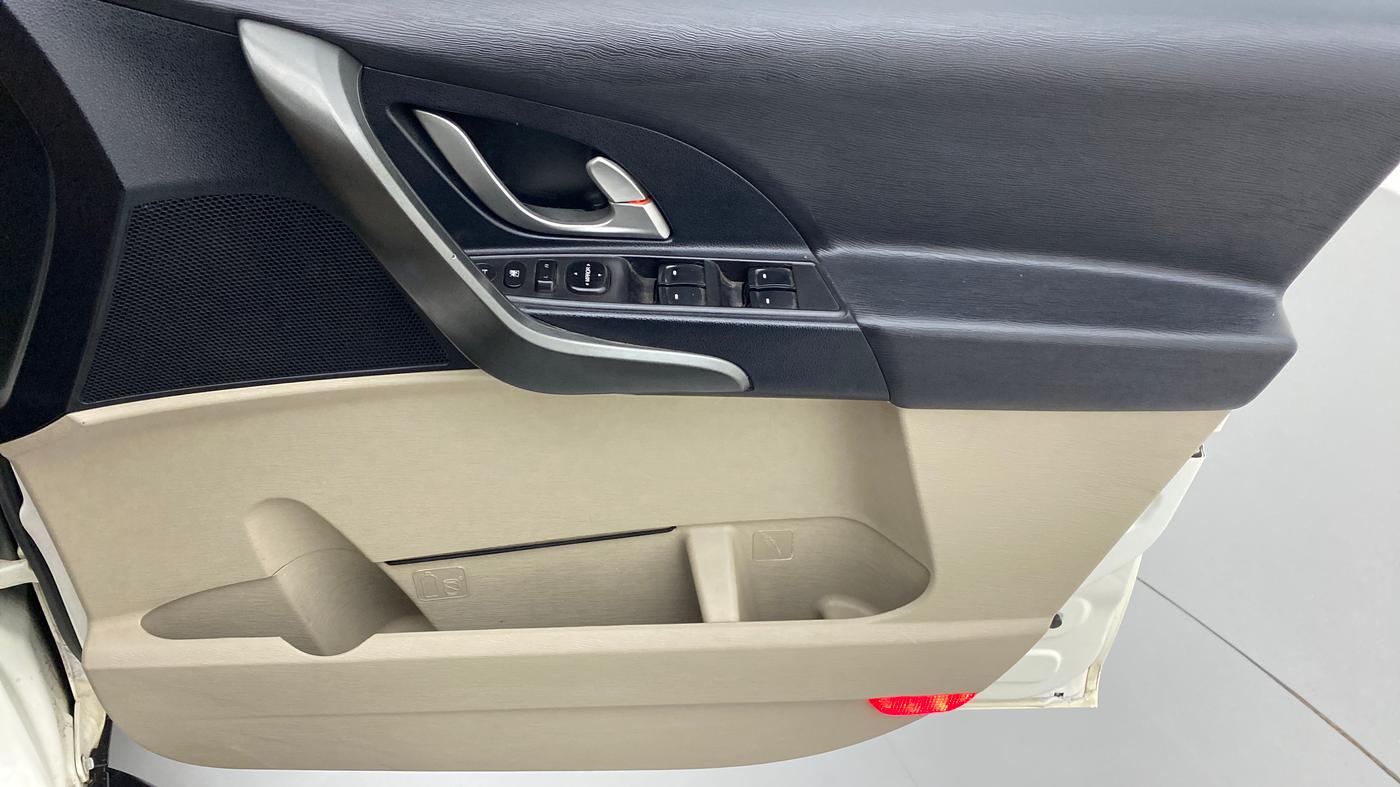 2017 Mahindra XUV500 W10 FWD, Diesel, Manual, 40,984 km, Driver Side Door Panels Control