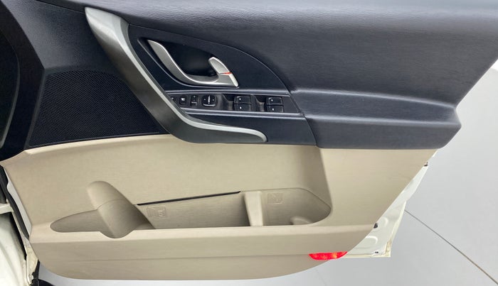 2017 Mahindra XUV500 W10 FWD, Diesel, Manual, 40,984 km, Driver Side Door Panels Control