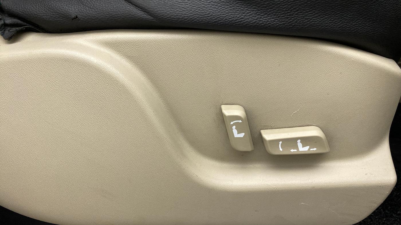 2017 Mahindra XUV500 W10 FWD, Diesel, Manual, 40,984 km, Driver Side Adjustment Panel
