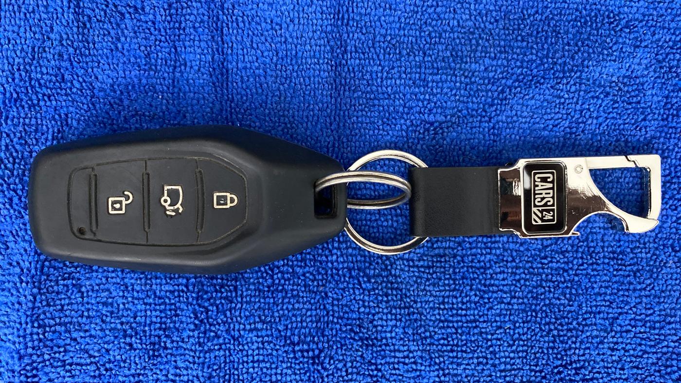 2017 Mahindra XUV500 W10 FWD, Diesel, Manual, 40,984 km, Key Close Up