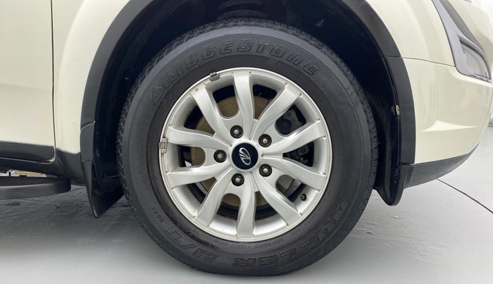 2017 Mahindra XUV500 W10 FWD, Diesel, Manual, 40,984 km, Right Front Wheel