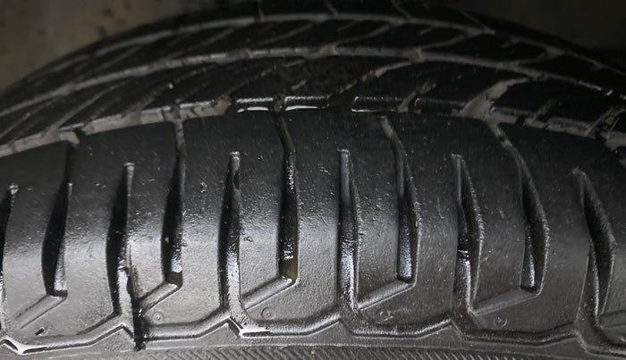 2013 Maruti Wagon R 1.0 VXI, Petrol, Manual, 68,493 km, Right Front Tyre Tread