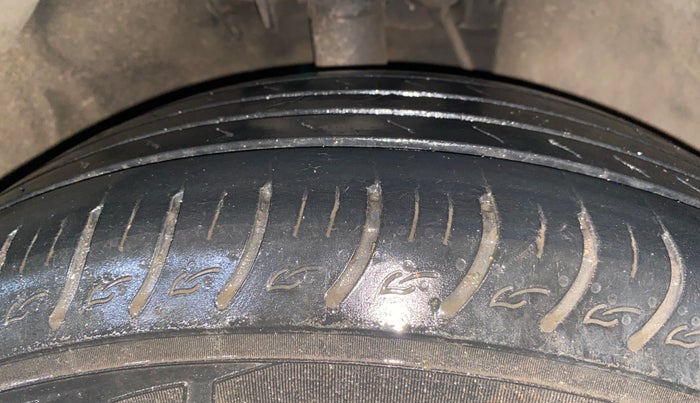 2022 KIA CARENS LUXURY PLUS 1.4 PETROL 7 STR, Petrol, Manual, 43,820 km, Right Front Tyre Tread