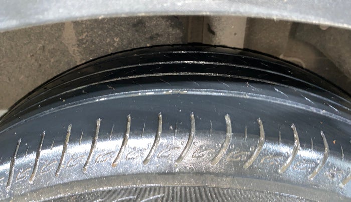 2022 KIA CARENS LUXURY PLUS 1.4 PETROL 7 STR, Petrol, Manual, 43,820 km, Left Rear Tyre Tread