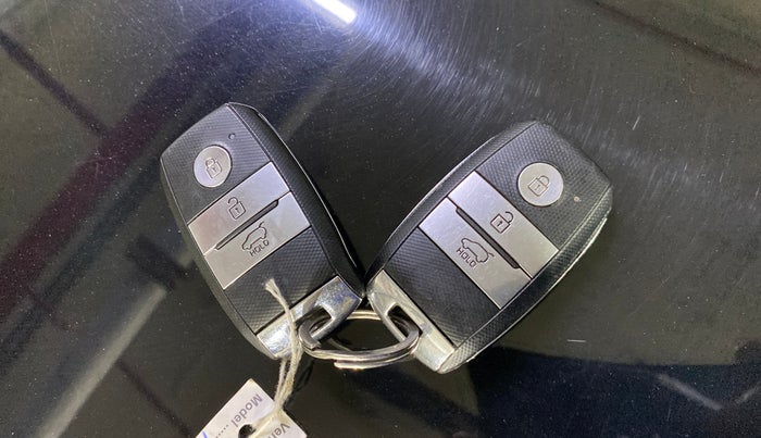 2022 KIA CARENS LUXURY PLUS 1.4 PETROL 7 STR, Petrol, Manual, 43,820 km, Key Close Up