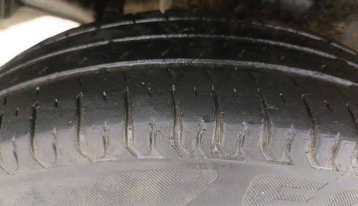 2018 Maruti Swift VXI, CNG, Manual, 67,075 km, Right Rear Tyre Tread