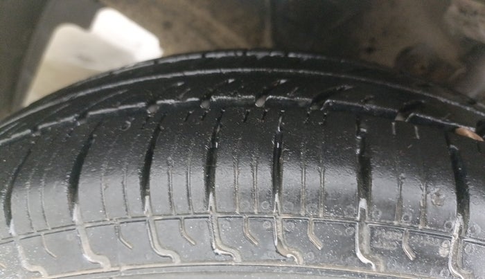 2018 Maruti Swift VXI, CNG, Manual, 67,075 km, Left Front Tyre Tread