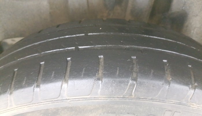2018 Maruti Swift VXI, CNG, Manual, 67,075 km, Left Rear Tyre Tread