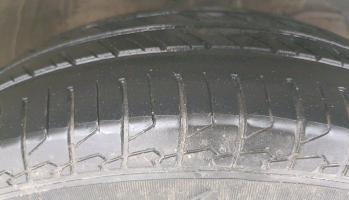 2018 Maruti Swift VXI, CNG, Manual, 67,075 km, Right Front Tyre Tread