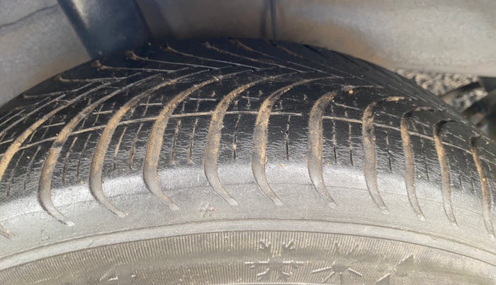 2015 Hyundai Xcent S (O) 1.2, Petrol, Manual, 1,39,077 km, Right Rear Tyre Tread