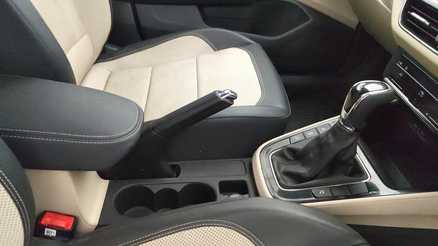 2023 Skoda SLAVIA STYLE 1.0L TSI AT, Petrol, Automatic, 80,387 km, Gear Lever
